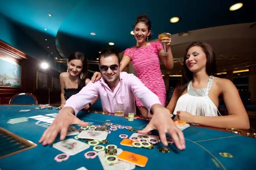 keluar hk app on Android phone displaying live blackjack and football betting markets